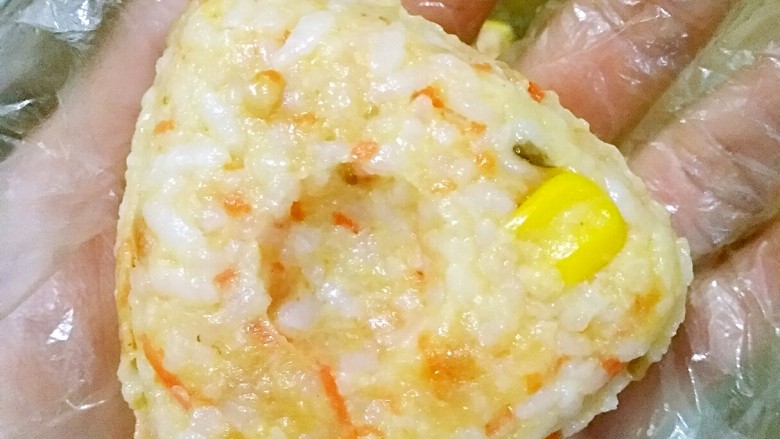 饭团,整个三角形，拇指在中间压个窝。