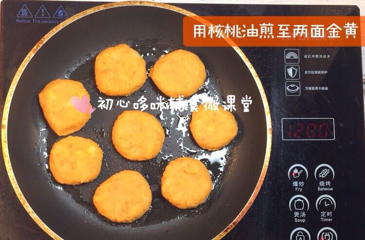 宝宝辅食：奶酪黄金糕,用核桃油煎至两面金黄