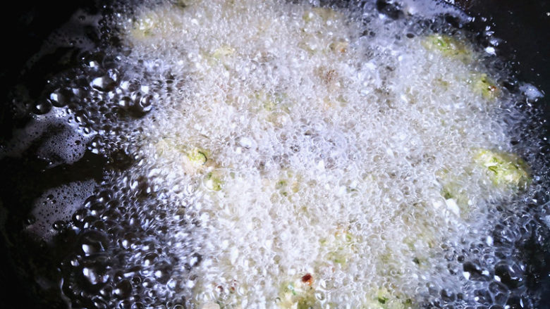 炸素丸子,油不用等开锅,注意火不要太大,中上火,油6成熟,将揉好的丸子放进去,丸子会先下沉,再浮上来,稍等2分钟,要变色了,