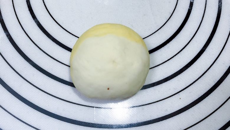 旺财柴犬枣泥包,稍微滚圆,将黄色部分朝上