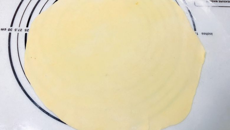旺财柴犬枣泥包,发酵好的面团取出后,将南瓜面团切出一小块作为耳朵和鼻子用,然后将南瓜面团擀成饼状