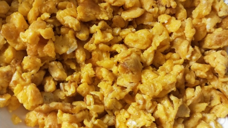 薄酥春卷馅饼,<a style='color:red;display:inline-block;' href='/shicai/ 9'>鸡蛋</a>加盐炒熟炒碎,放一边晾凉。