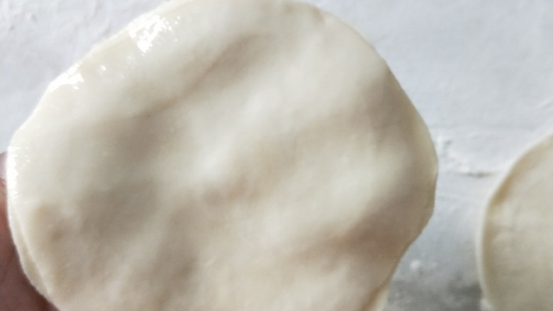 薄酥春卷馅饼,一层皮刷一层油,再加一层皮,反复7.8张