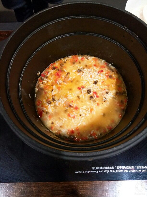 什锦饭+香菇鸡肉盏,煸香后加入500g大米,少量水(盖过大米即可)