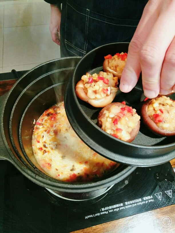 什锦饭+香菇鸡肉盏,将拌匀的鸡肉茸塞入香菇盏中,放入双层铁斧第二层与什锦饭一起加盖,大火蒸8分钟,转小火焖2-3分钟