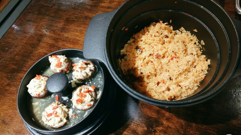 什锦饭＋香菇鸡肉盏,临出锅时，什锦饭加入油铺子金美满酱油拌匀，完成