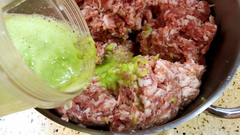 年味·小狮子头,打肉的过程中 分3次加入葱姜汁和鸡蛋液
(5个鸡蛋加一勺盐那份 分2-3次加入肉馅中、不要加错)