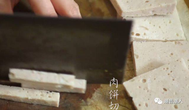肉饼芥兰饭,❥ 将<a style='color:red;display:inline-block;' href='/shicai/ 4182'>肉饼</a>切片后，切成条