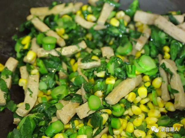 肉饼芥兰饭,❥ 然后再倒入玉米粒和切好的芥蓝菜，火大一些，翻炒均匀后，放入少许的盐
