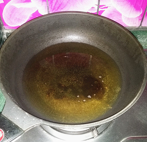 #做春卷# 红豆沙春卷,炒锅中倒入适量芥花油,大火加热