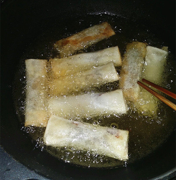 #做春卷# 红豆沙春卷,炸制底部金黄后,翻至另一面