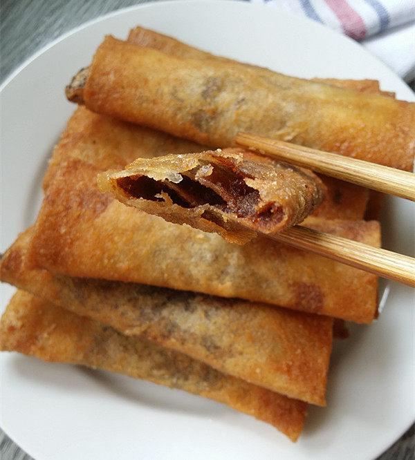 #做春卷# 红豆沙春卷,咬一口,很甜很香