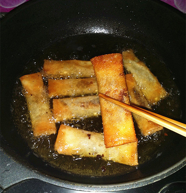 #做春卷# 红豆沙春卷,待两面都已金黄后,拣出沥油