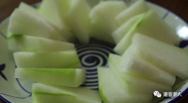 花蛤冬瓜汤,❥ 将<a style='color:red;display:inline-block;' href='/shicai/ 56'>冬瓜</a>去皮,洗干净,切成块,放在盘中,待用