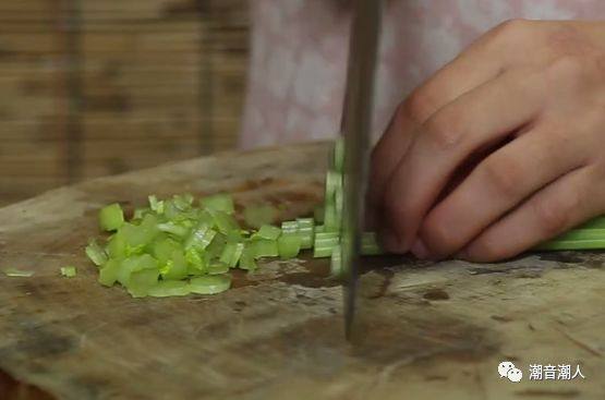 花蛤冬瓜汤,❥ 将<a style='color:red;display:inline-block;' href='/shicai/ 125'>芹菜</a>洗干净,切碎,放置盘中,待用