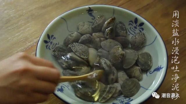 花蛤冬瓜汤,❥ 将<a style='color:red;display:inline-block;' href='/shicai/ 1816'>花蛤</a>清洗干净,再放入淡盐水中,使其吐出泥沙