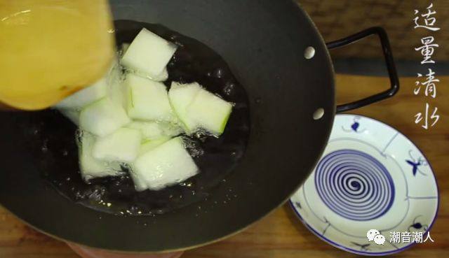 花蛤冬瓜汤,❥ 接着,开大火,倒入切好的冬瓜,再倒入适量的水,煮着冬瓜变软