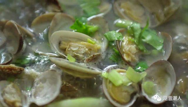 花蛤冬瓜汤,❥ 然后倒入花蛤,小火慢煮5分钟左右,去除表面浮起的杂质泡沫,便可放入适量的盐和菜脯、切好的芹菜,搅拌均匀即可