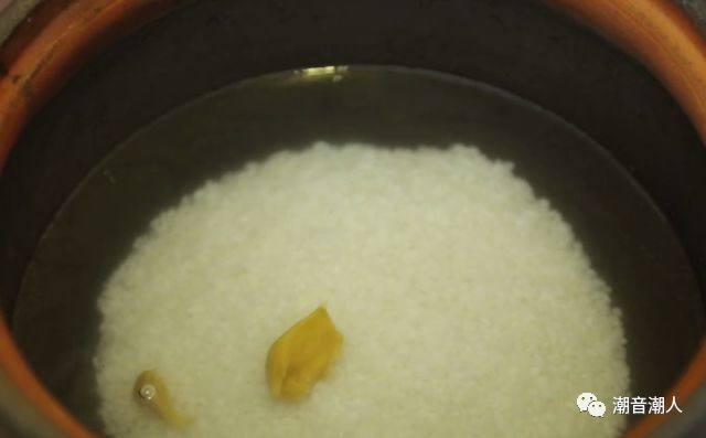 潮汕砂锅粥,❥ 在砂锅中放入适量的水,倒入珍珠米和适量的<a style='color:red;display:inline-block;' href='/shicai/ 711'>花生酱</a>后,搅拌均匀,盖上锅盖,煮半个小时