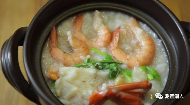 潮汕砂锅粥,❥ 最后撒上切好的<a style='color:red;display:inline-block;' href='/shicai/ 125'>芹菜</a>,完美出锅