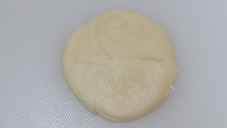 蔓越莓糯米老婆饼(酥饼),用掌心压扁,把最外面一圈擀的薄一点