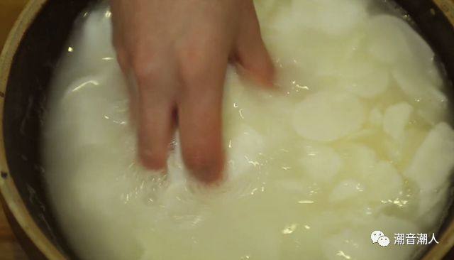 潮汕姜薯糖水,❥ 接着将剥皮好的姜薯，在水中刨成薄片，放在碗中，待用