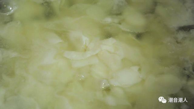 潮汕姜薯糖水,❥ 然后在锅中放入适量的水，开火，将水煮沸，放入姜薯