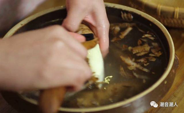 潮汕姜薯糖水,❥ 在水中将姜薯剥皮，防止姜薯变颜色，随后再洗干净