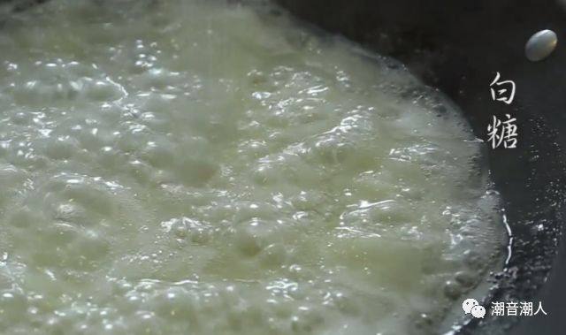 潮汕姜薯糖水,❥ 待煮到起小泡时，撒上适量的<a style='color:red;display:inline-block;' href='/shicai/ 3729'>白糖</a>，搅拌均匀