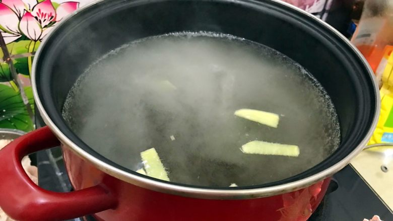 清热解火首选の萝卜丝排骨汤,待水煮开后,放入剩余的姜片,并加一大勺料酒