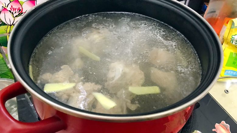 清热解火首选の萝卜丝排骨汤,大火开煮