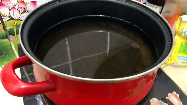 清热解火首选の萝卜丝排骨汤,洗干净锅子,重新煮一锅水,水量约为锅体的四分之三