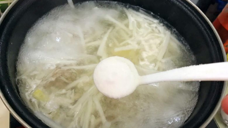 清热解火首选の萝卜丝排骨汤,继续煮5.6分钟之后,加一小勺细盐