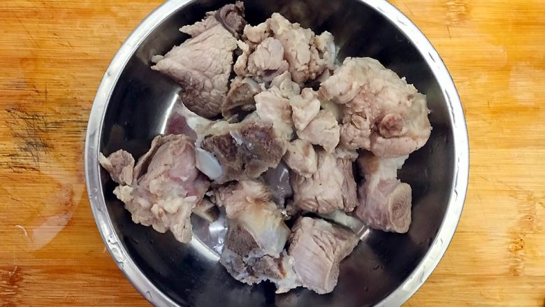 清热解火首选の萝卜丝排骨汤,捞出过好水的排骨