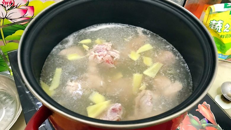 清热解火首选の萝卜丝排骨汤,大火煮2.3分钟