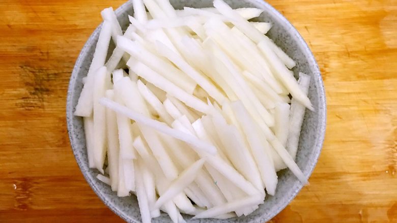 清热解火首选の萝卜丝排骨汤,萝卜去皮洗净,如图所示,切成丝,备用