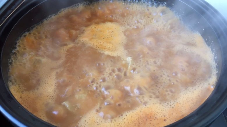大酱豆腐汤,大火煮开酱汤,小火炖20分钟。