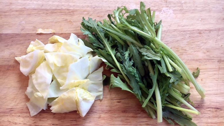 大酱豆腐汤,圆白菜切片,茼蒿切段备用。