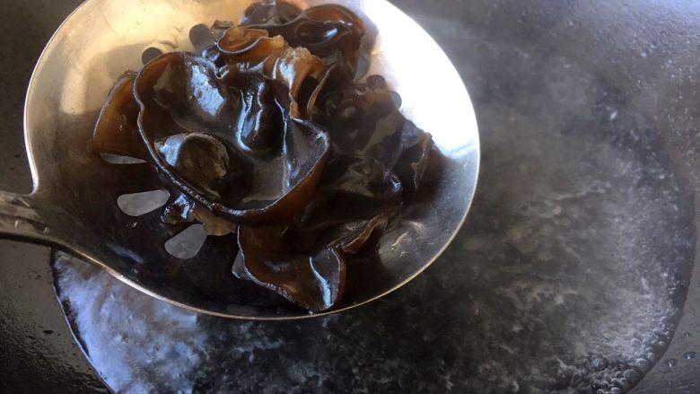 大酱豆腐汤,木耳焯水,焯水后过凉水,沥干水分备用。
