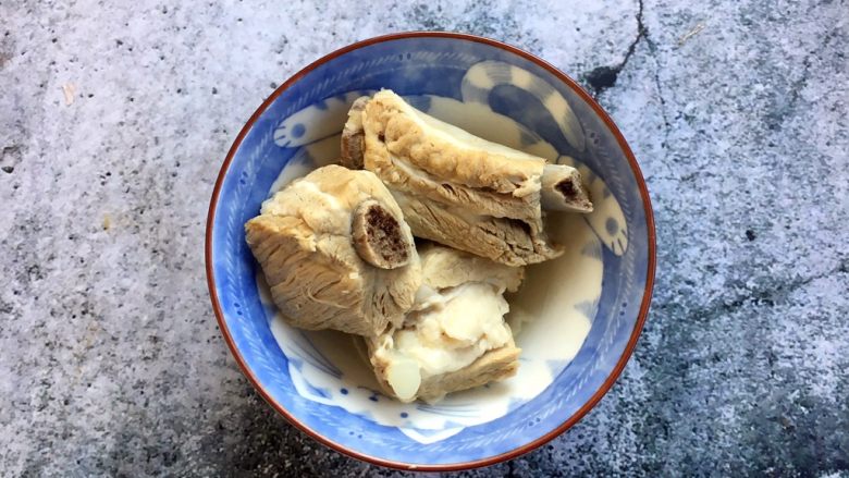 大酱豆腐汤,小肋排骨提前焯好水。小肋排也可用五花肉等其它的食材代替。