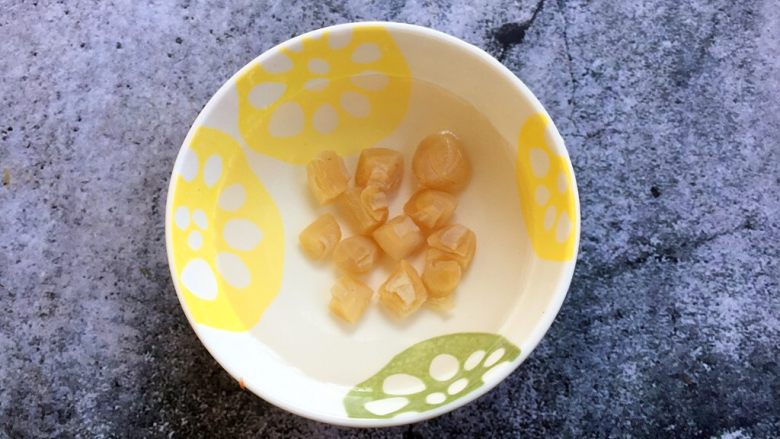 大酱豆腐汤,干贝洗干净,用清水泡软备用。