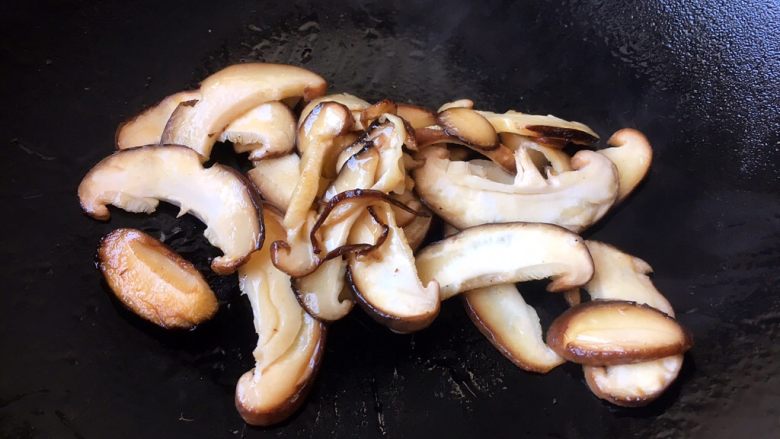 大酱豆腐汤,香菇用油煸炒一下,也可以用焯水代替。