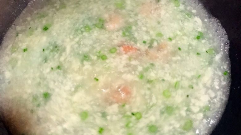 芹菜虾仁疙瘩汤,锅烧热,加一点花生油,然后加入芹菜丁和虾仁翻炒,至虾仁变红,加水烧开。水烧开后,加入面粉絮,边加边搅动。搅拌均匀后,加点盐。网上很多都说面粉入锅一分钟就熟,作为孕妇我还是不太放心,差不多烧了四五分钟看黏稠度差不多才换的小火。