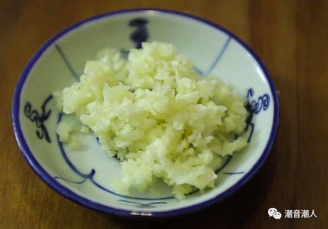 茶树菇蒸牛肉,❥ 将蒜瓣拍碎,剁成蒜末,放在盘中,待用