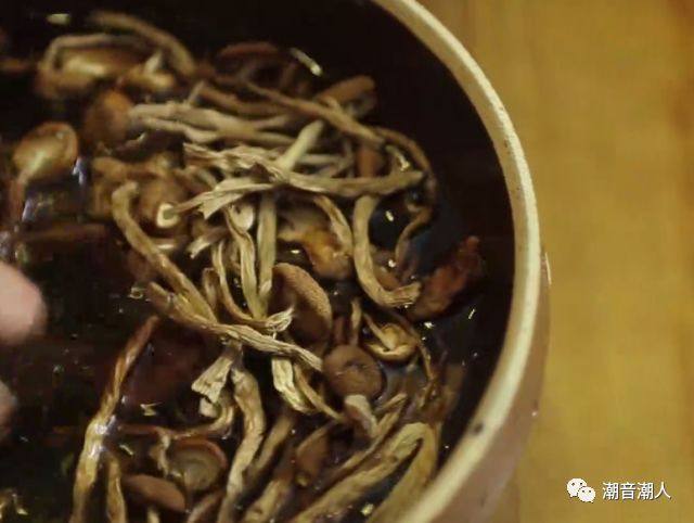 茶树菇蒸牛肉,❥ 剪去<a style='color:red;display:inline-block;' href='/shicai/ 266'>茶树菇</a>的蒂,放入水中,洗干净后,放在水中浸泡