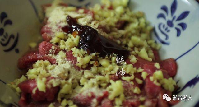 茶树菇蒸牛肉,❥ 将<a style='color:red;display:inline-block;' href='/shicai/ 216'>牛肉</a>切薄片，加<a style='color:red;display:inline-block;' href='/shicai/ 718'>料酒</a>，姜末、<a style='color:red;display:inline-block;' href='/shicai/ 720'>胡椒粉</a>、<a style='color:red;display:inline-block;' href='/shicai/ 721'>蚝油</a>、水淀粉腌制十分钟
