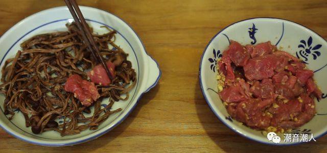 茶树菇蒸牛肉,❥ 接着,将浸泡在水中的茶树菇捞起,沥干后,平铺在盘中,均匀的撒少许的盐,再将腌制好的牛肉片平铺在上面,撒上蒜蓉