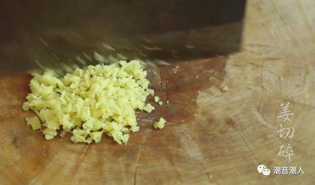 姜蓉芥蓝,❥ 将<a style='color:red;display:inline-block;' href='/shicai/ 2800'>生姜</a>拍碎，再剁成姜蓉，放在盘中，待用