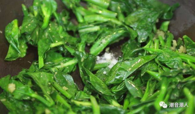 姜蓉芥蓝,❥ 然后，待梗熟的时候，放入叶，翻炒至熟（炒制过程中如果觉得干可以边炒边加入一点清水）