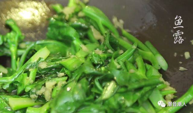 姜蓉芥蓝,❥ 最后，放入适量的盐和<a style='color:red;display:inline-block;' href='/shicai/ 714'>鱼露</a>，翻炒均匀即可

